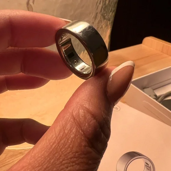 Oura Ring 4 with Silver Hue